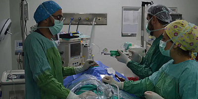 Türkiye’de sayılı merkezde uygulanan östaki tüp plastiği ameliyatı Siirt’te hastalara umut oluyor