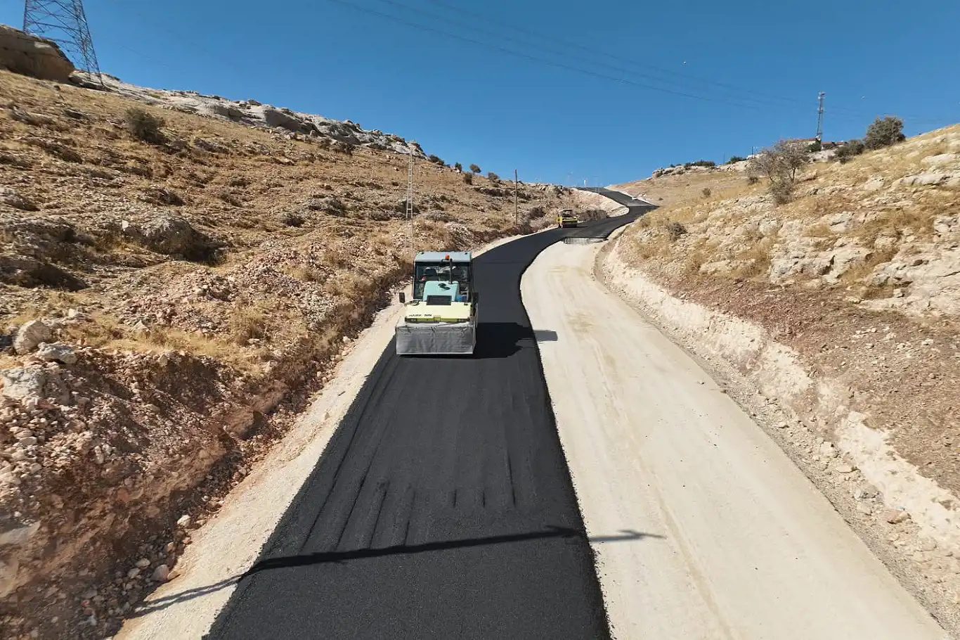 Türkmen Vadisi Alternatif Çevre Yolu'nda ilk asfalt döküldü