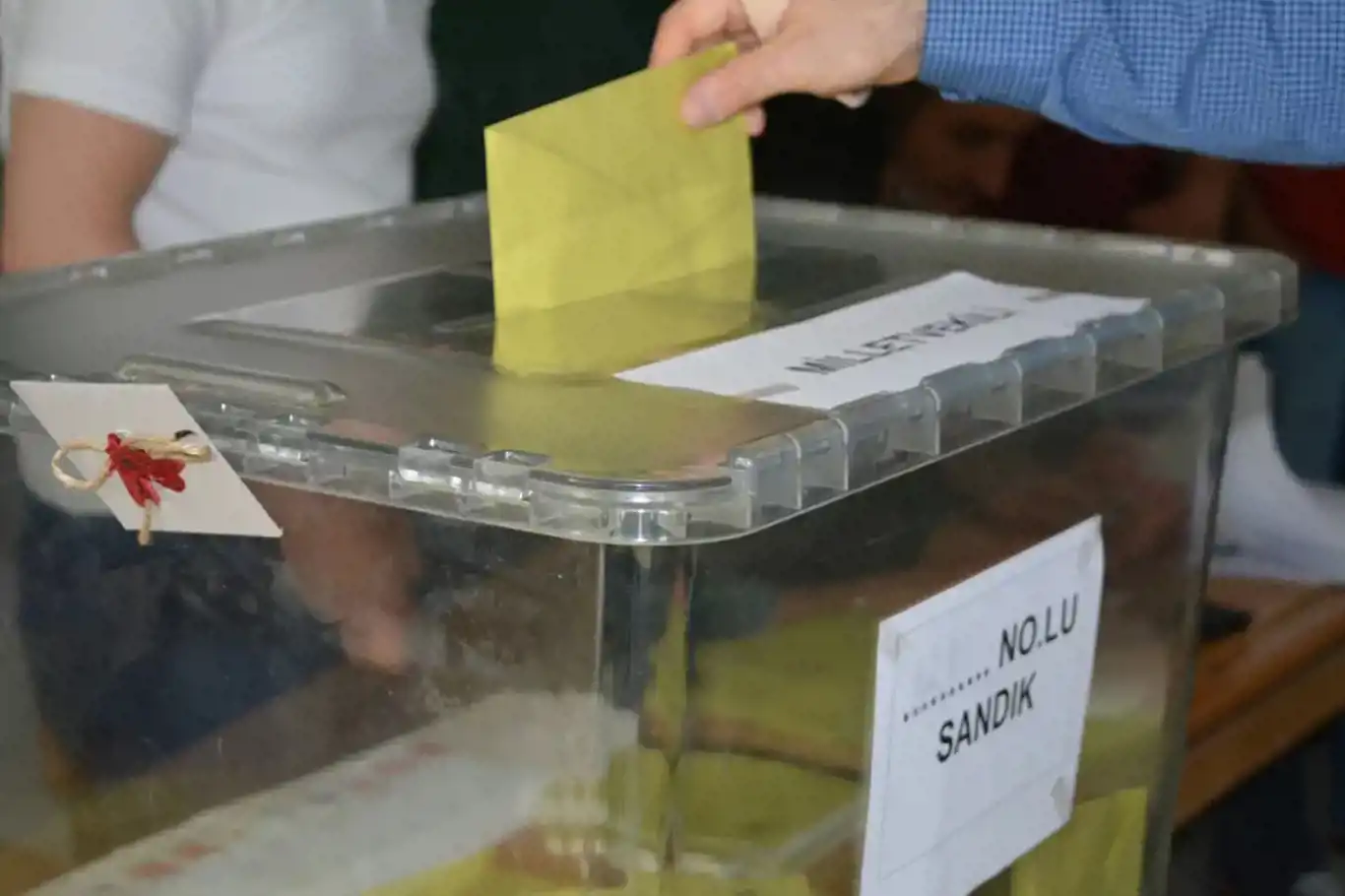 Tutuklu ve hükümlülerin oy kullanma şartları belli oldu