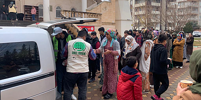 Umut Kervanı Şanlıurfa'da park, cami, çadır kent ve enkaz alanlarında çalışanlara sıcak çorba dağıtımı yapıyor    