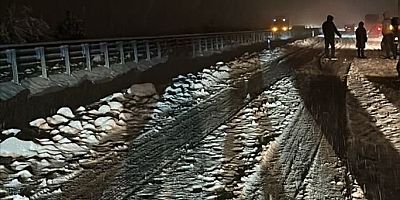Uşak-Afyonkarahisar yolu yoğun kar yağışı nedeniyle trafiğe kapatıldı