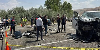 Van'da iki araç kafa kafaya çarpıştı: 2 ölü, 9 yaralı