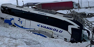 Van’da yolcu otobüsü ile kar temizleme aracı çarpıştı: 19 yaralı