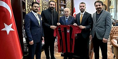 Vanspor Yönetiminden Devlet Bahçeli’ye Forma ve Tespih Hediyesi