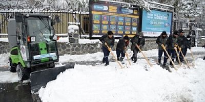Vatandaşların güvenliği için kaldırımlarda kar temizleme çalışması