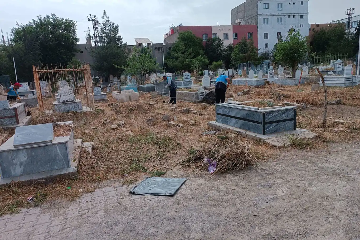 Viranşehir Belediyesinden mezarlıklarda temizlik çalışması