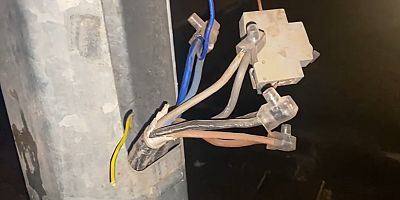 Viranşehir’de Aydınlatma Direklerinden Evlere Kaçak Hat 