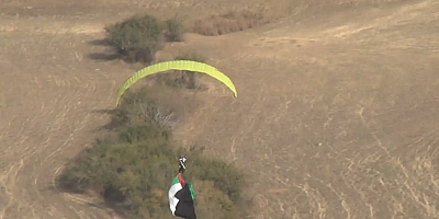 Yamaç paraşütü sporcusu gökyüzünde Filistin bayrağı açtı