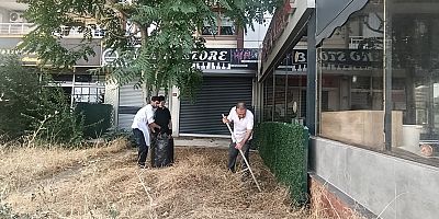 YANGIN GELMEDEN ÖNLEMİNİ ALDI! DUYARLI ESNAF 4 TORBA KURU OT TEMİZLEDİ