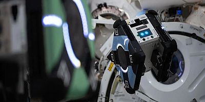 Yapay zekâ, uzayda serbest uçuş yapan robotu başarıyla yönlendirdi