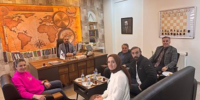 YAZARLAR VE ŞAİRLER ÇAY SOHBETLERİNDE BULUŞUYOR.