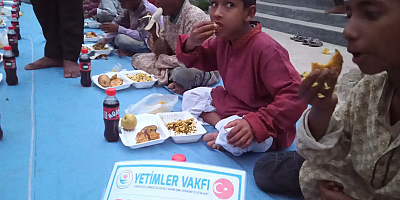Yetimler Vakfı, Bangladeş'te medrese öğrencilerine iftar yemeği verdi