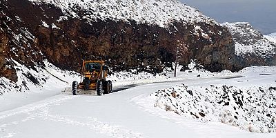 Yoğun kar yağışı 7 ilde ulaşımı aksattı: 249 yol kapalı