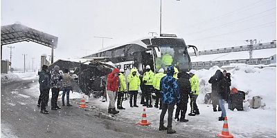 Yolcu otobüsü polis kontrol noktasına daldı, 4 yaralı