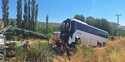 Yolcu otobüsü şarampole devrildi: 2 yaralı