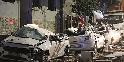 Zeytinburnu'nda bir bina kısmen çöktü: 3 araç kullanılamaz hale geldi