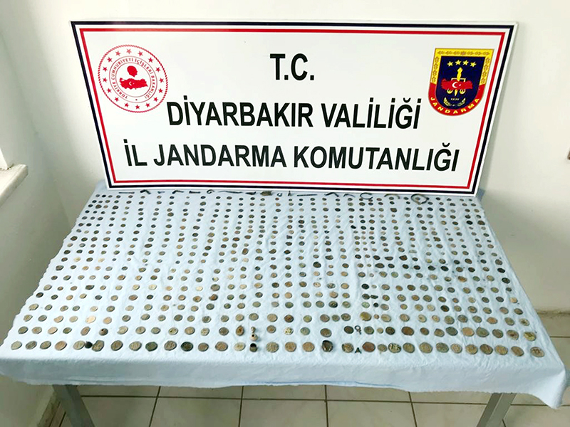 TARİHİ ESERLERİ SATMAYA ÇALIŞIRKEN YAKALANDILAR 