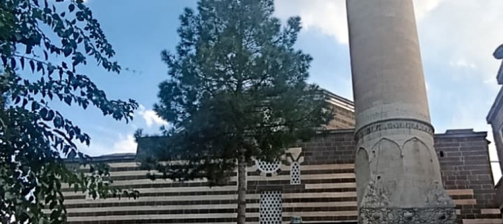 Tarihi Melik Ahmet Paşa Camii’nin minaresinde restorasyon eksik mi kaldı?