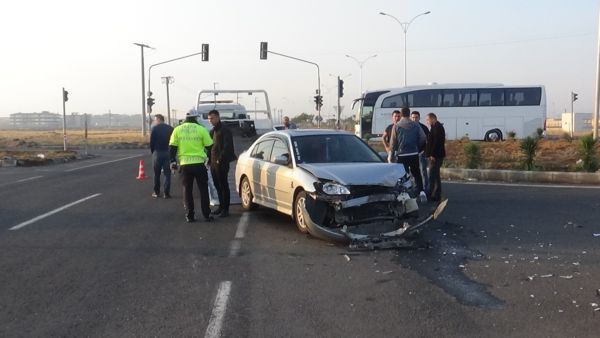 TARIM İŞÇİLERİNİ TAŞIYAN  MİNİBÜS KAZA YAPTI: 18 YARALI