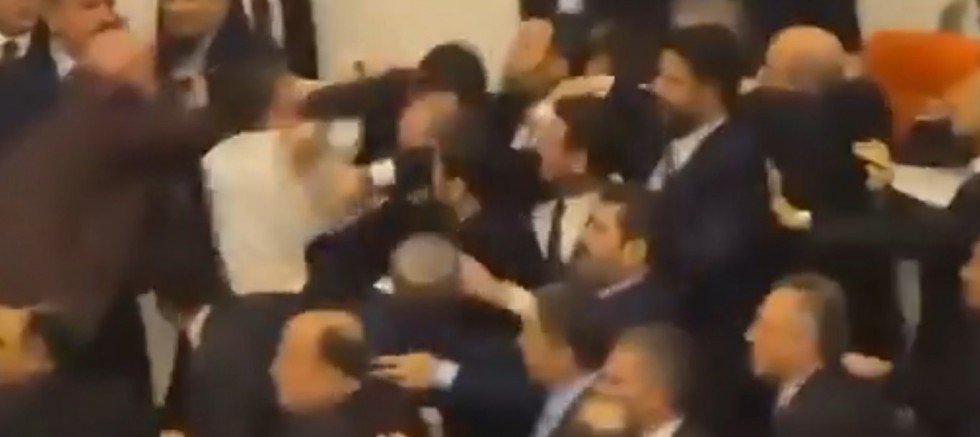 TBMM’de yemin töreni öncesi gerginlik: AK Parti ile CHP’li vekiller arasında arbede