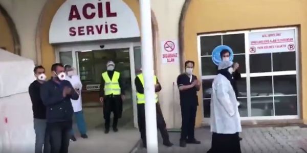 TEDAVİSİ TAMAMLANAN KADIN  ALKIŞLARLA TABURCU EDİLDİ