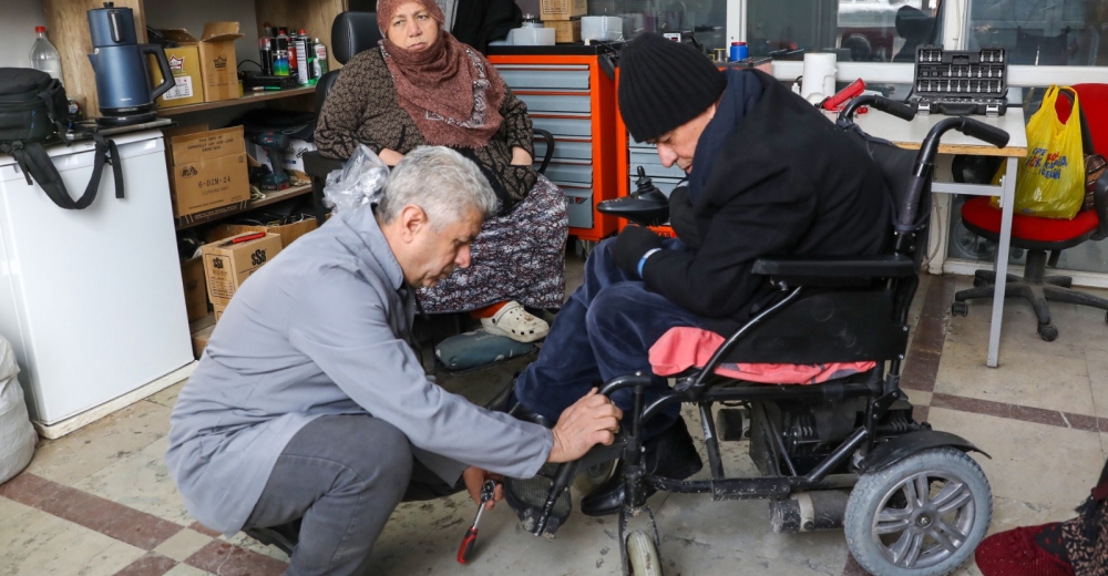 Tekerlekli Sandalye Tamir Atölyesi’nde  engelliye ücretsiz hizmet