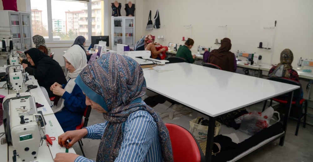 Tekstil Atölyesinde Öğreniyor, Tasarlıyor ve Üretiyorlar