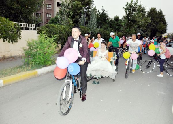 TURDA TANIŞTILAR, BİSİKLETLE  DÜĞÜN KONVOYU YAPTILAR