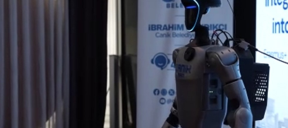 Türkiye’nin ilk nüfusa kayıtlı insansı robotu CANİKMAN meclis toplantısında