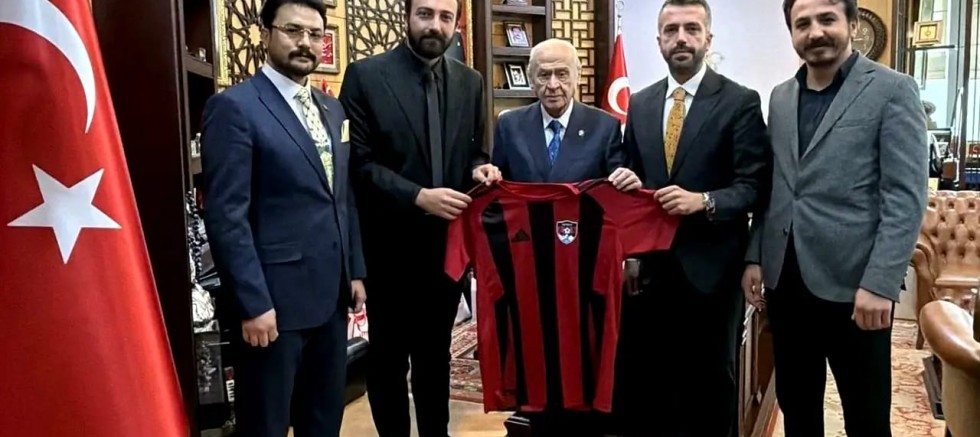 Vanspor Yönetiminden Devlet Bahçeli’ye Forma ve Tespih Hediyesi
