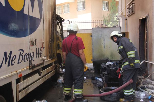 YANGIN DOLU TÜPLERE  SIÇRAMADAN ÖNLENDİ