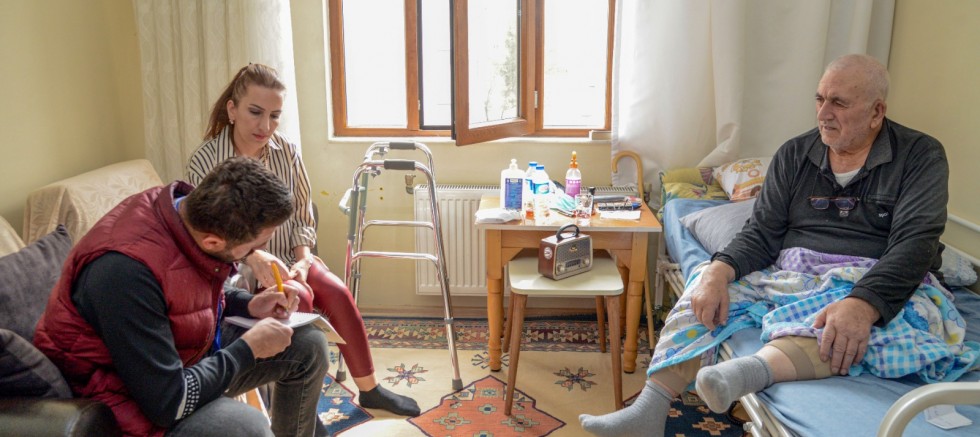 YAŞLI YURTTAŞLARA EVLERİNDE ZİYARET