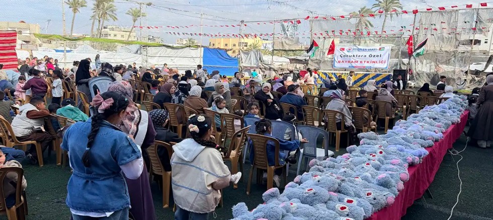 Yetimler Vakfı Gazze’de çocuklara bayram sevinci yaşattı