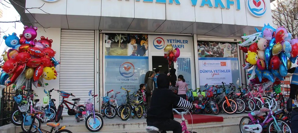 Yetimler Vakfı'ndan yetim çocuklara bisiklet ve oyuncak sürprizi
