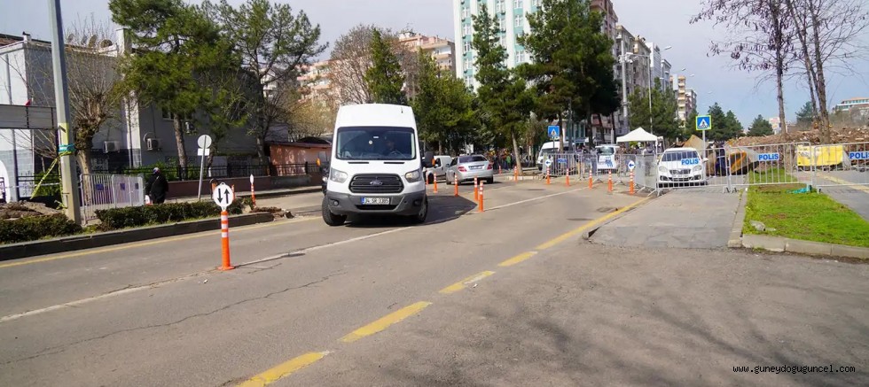 Yıkılan Galeria sitesi önündeki yolun tek şeridi trafiğe açıldı