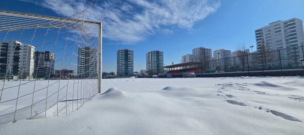 Yüksekovaspor Maçına  Kar Engeli